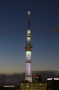 World Company members observe the Tokyo Skytree&mdash;the tallest tower in the world. It's hard to miss. (Photo by dancer Rui Suzuki)