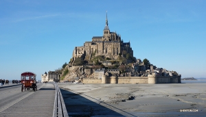 Shen Yun International Company visits one of the most famous attractions in France, Le Mont Saint-Michel, an abbey that traces its history to the 8th century. (Photo by dancer Kexin Li)
